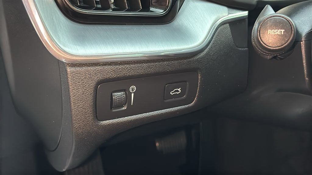 Used 2018 Volvo XC60 T5 Momentum w/ Vision Package image 13