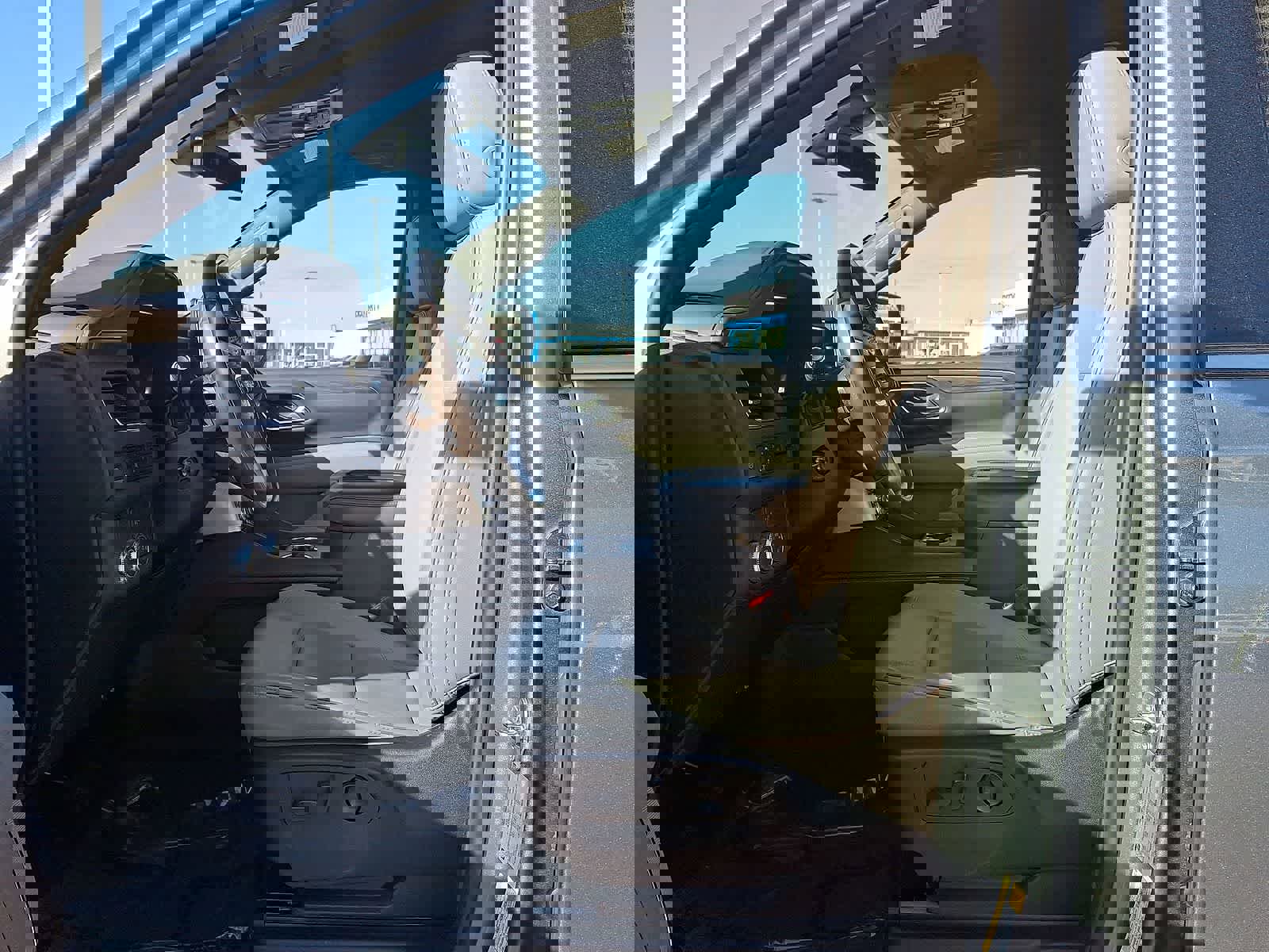 Used 2022 GMC Yukon XL SLT w/ SLT Luxury Package image 25