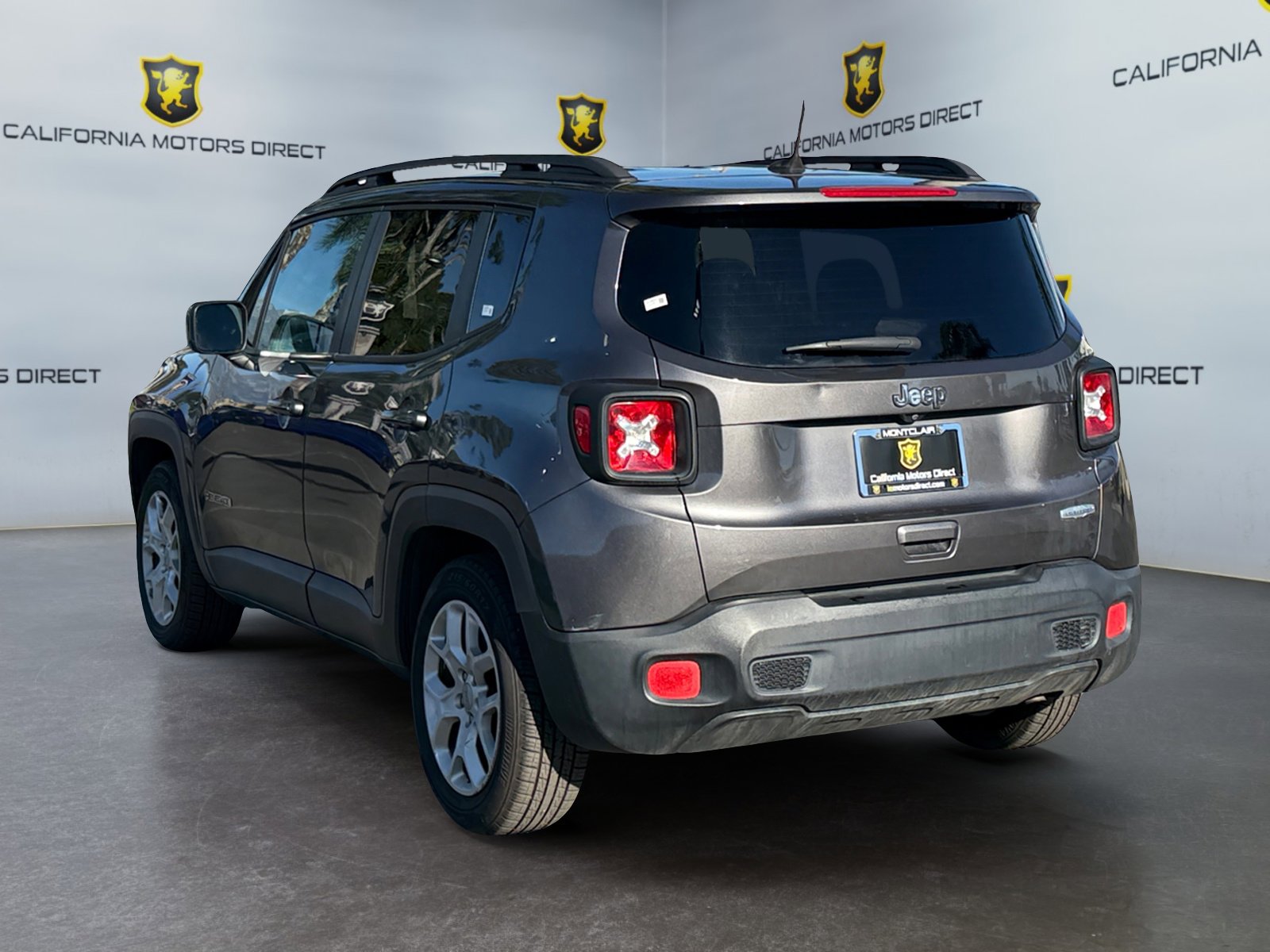 Used 2018 Jeep Renegade Latitude w/ UConnect 8.4 Nav Group image 3