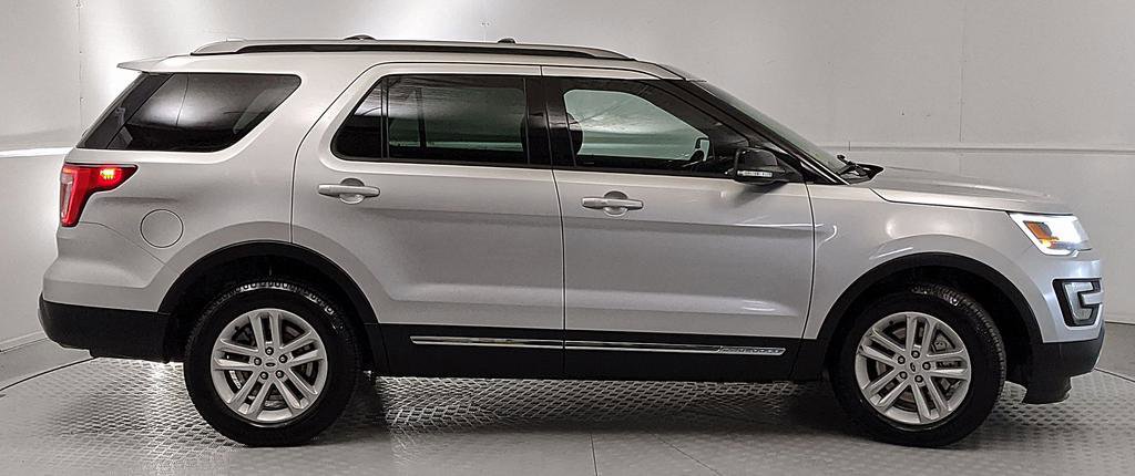 Used 2017 Ford Explorer XLT FWD image 2