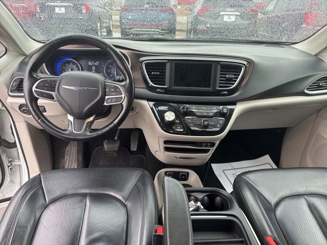 Used 2019 Chrysler Pacifica Touring-L image 16