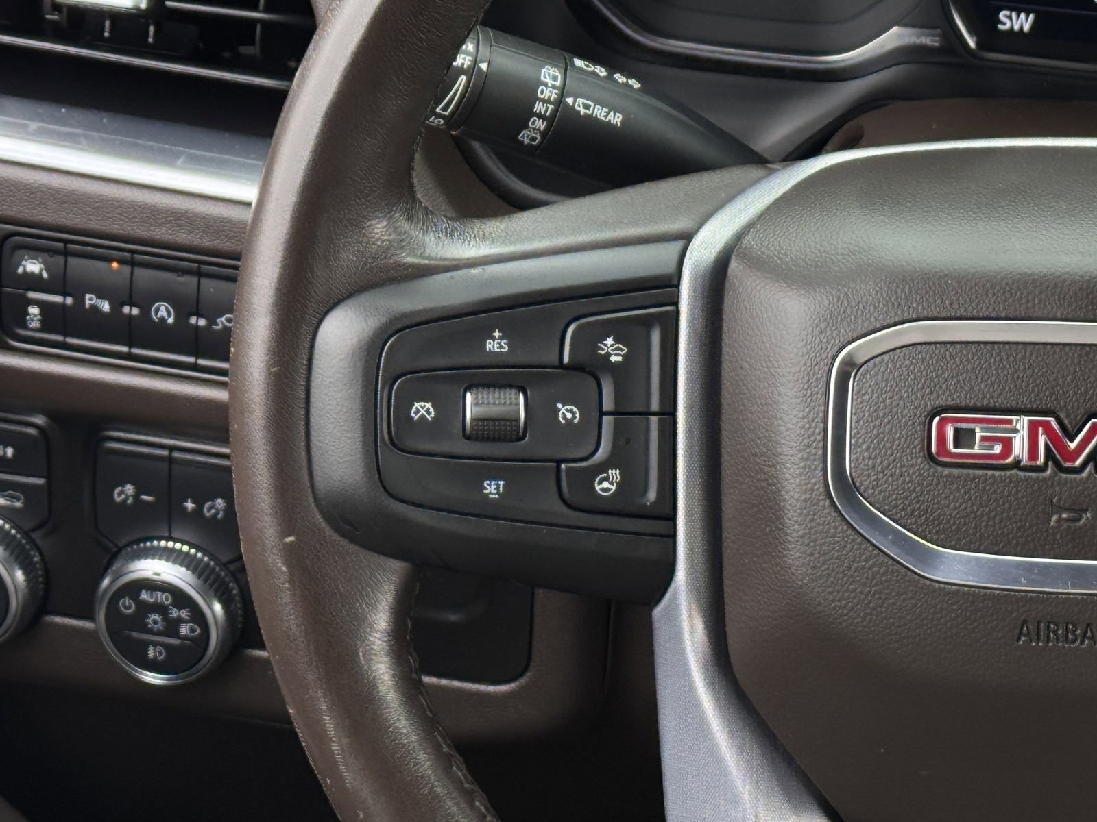 Used 2021 GMC Yukon XL SLT w/ SLT Luxury Package image 17