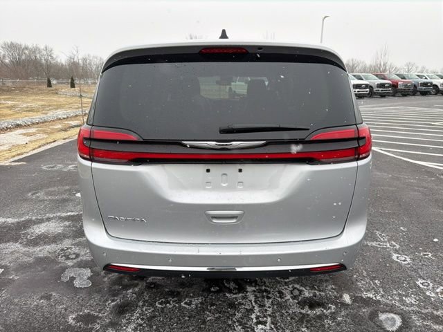 Used 2024 Chrysler Pacifica Touring-L image 8