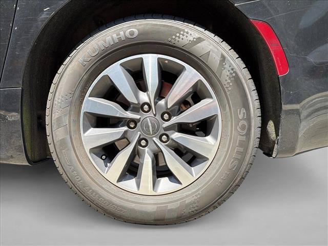 Used 2023 Chrysler Pacifica Touring-L FWD image 9