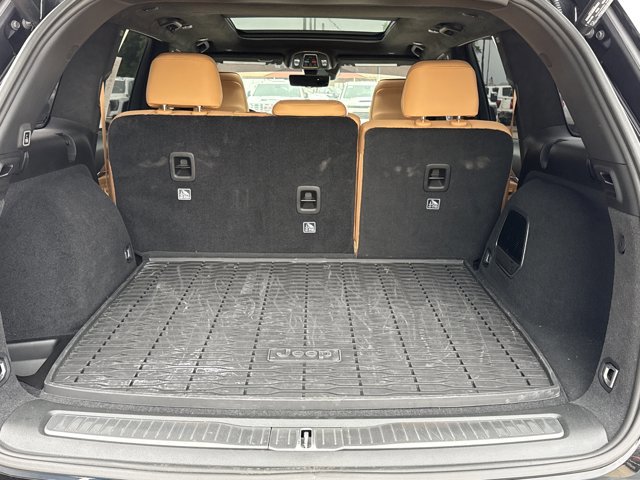 Used 2025 Jeep Grand Cherokee Summit AWD/4WD image 11