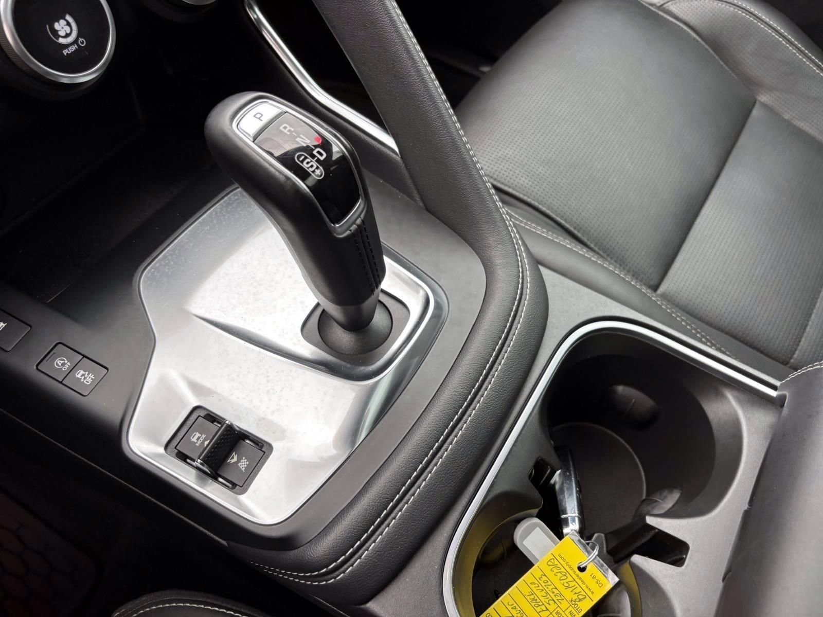 Used 2019 Jaguar E-PACE R-Dynamic HSE image 19