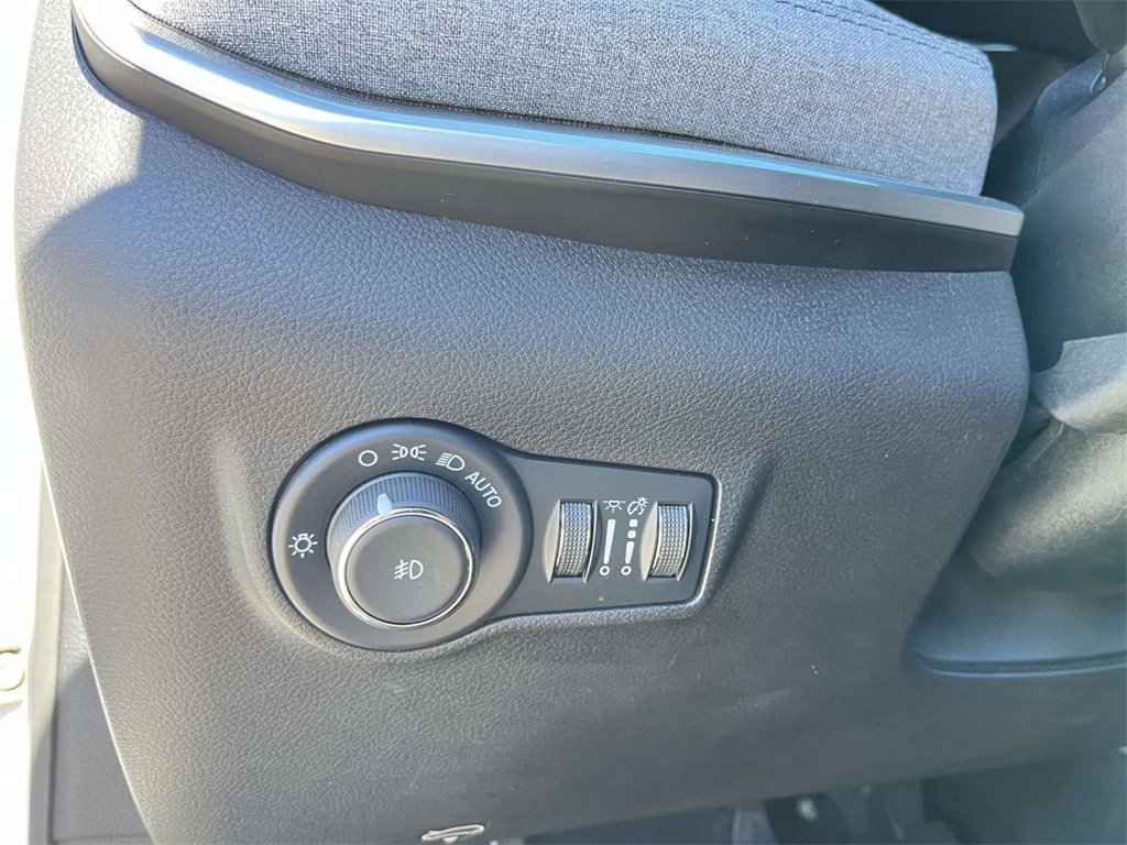 Used 2024 Jeep Compass Latitude image 13