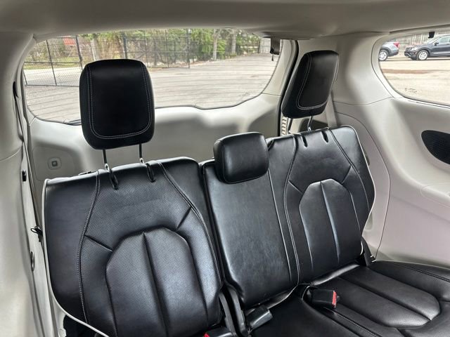 Used 2023 Chrysler Pacifica Limited FWD image 19