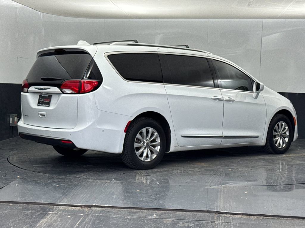 Used 2023 Chrysler Pacifica Touring-L image 3