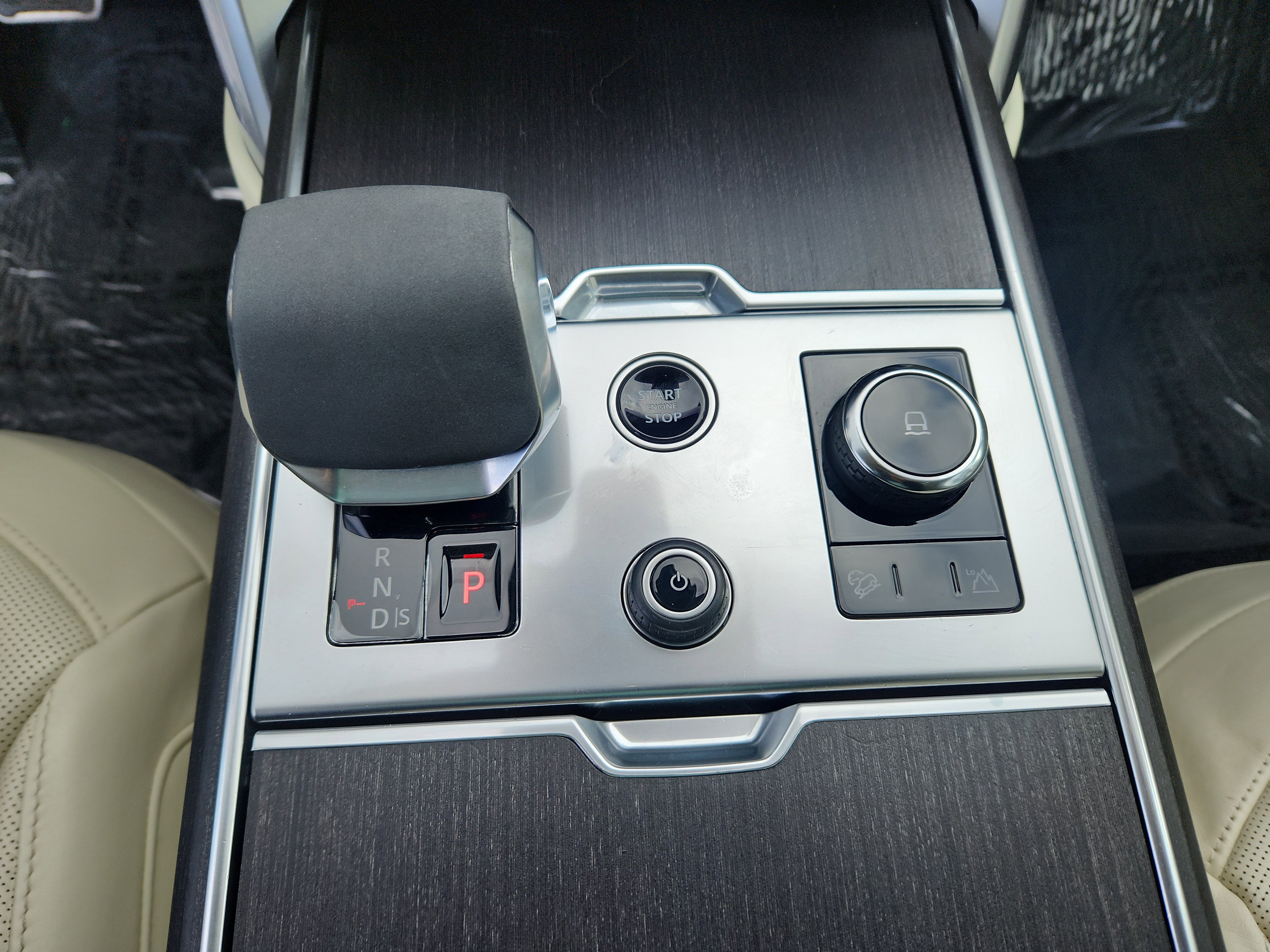 Used 2023 Land Rover Range Rover Long Wheelbase SE image 16