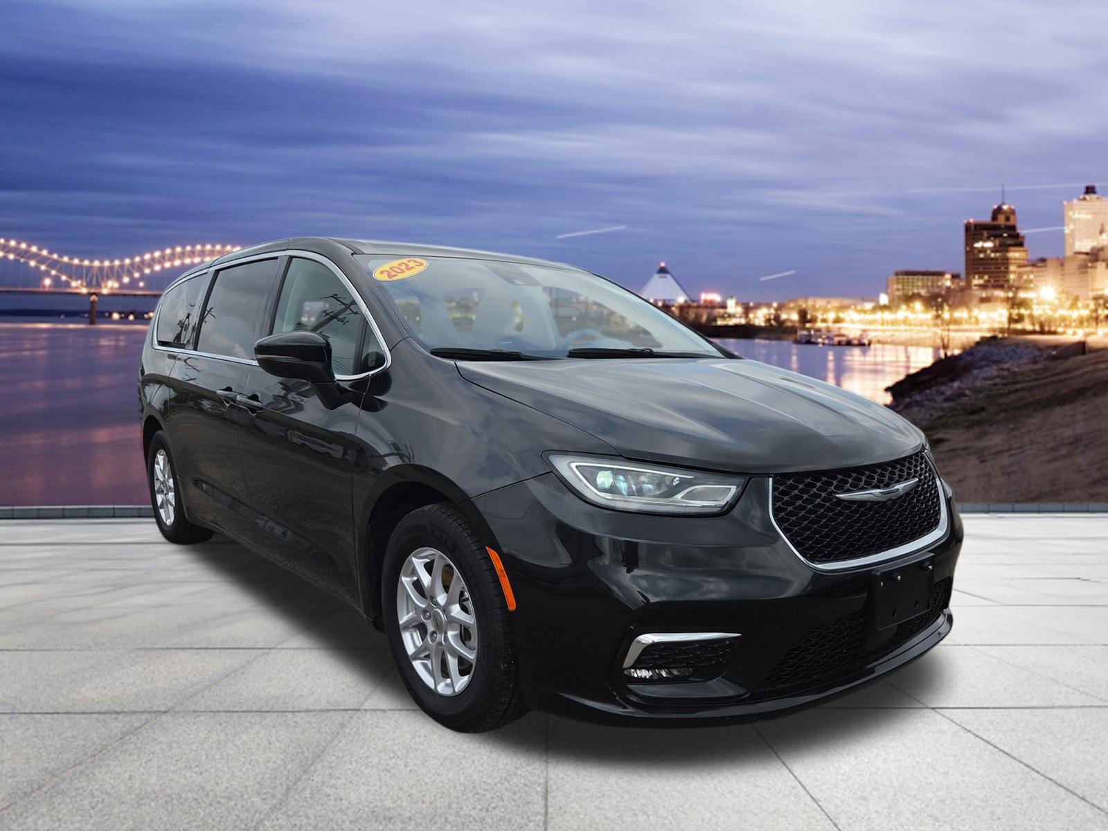 Used 2023 Chrysler Pacifica Touring-L FWD image 4