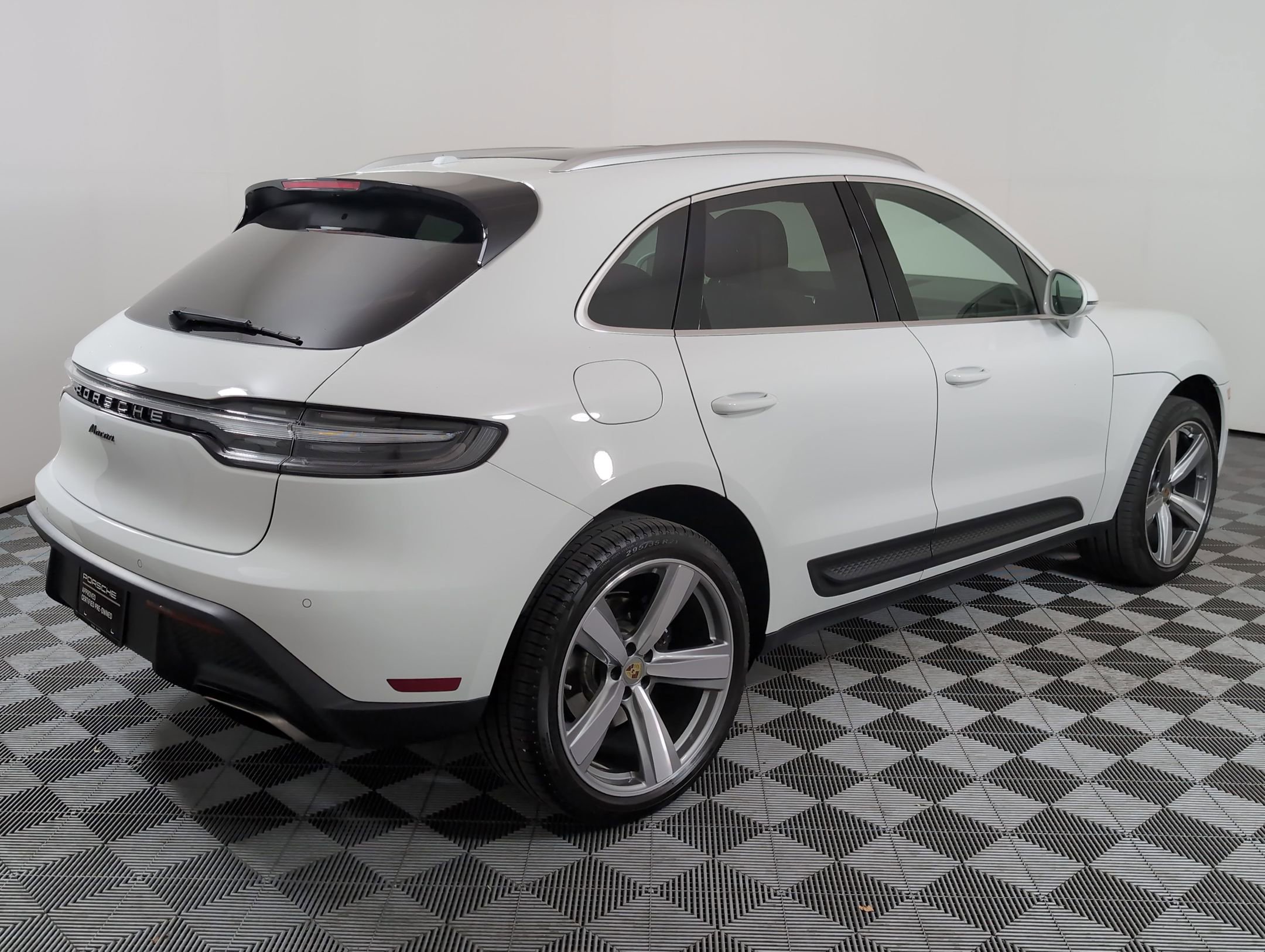 Certified 2025 Porsche Macan image 10