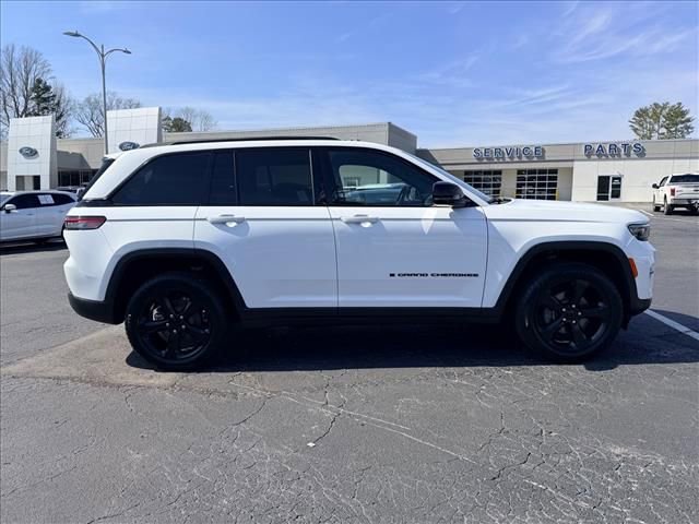 Used 2022 Jeep Grand Cherokee Altitude AWD/4WD image 3