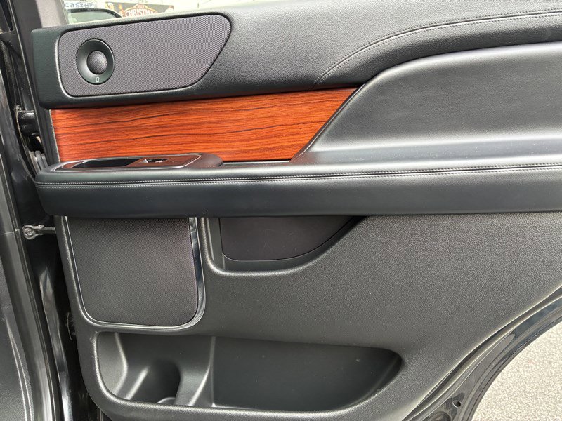 Used 2018 Lincoln Navigator Select image 22