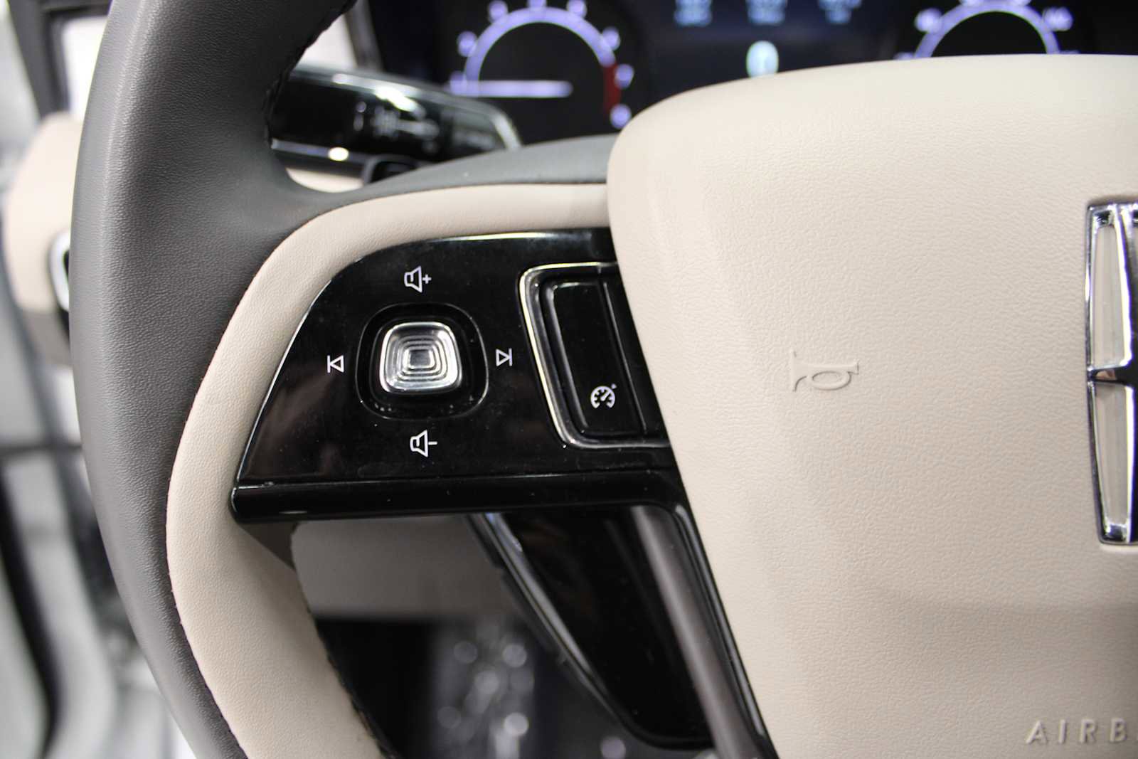 Used 2022 Lincoln Corsair AWD w/ Equipment Group 101A image 22