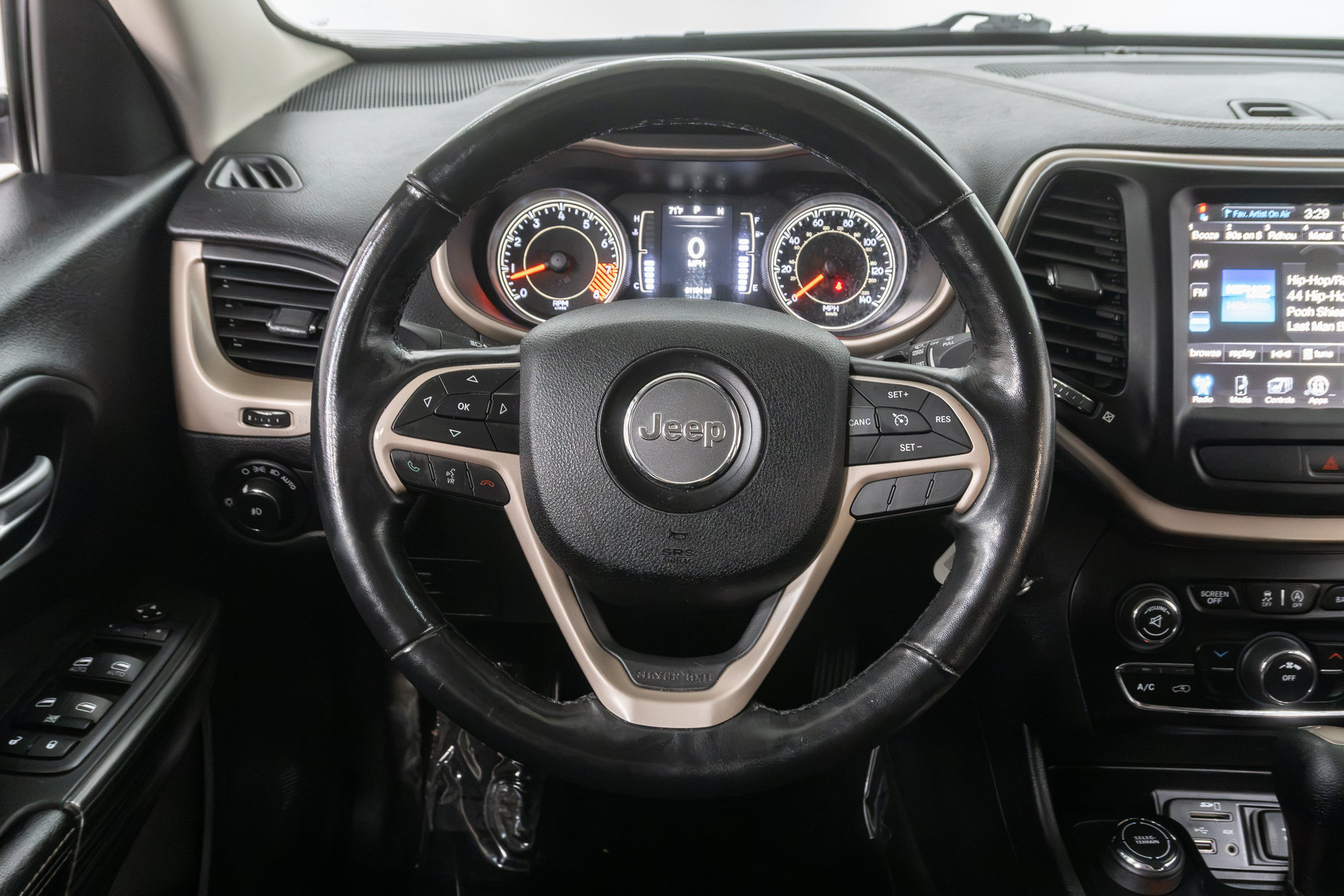 Used 2015 Jeep Cherokee Latitude w/ Cold Weather Group AWD/4WD image 14