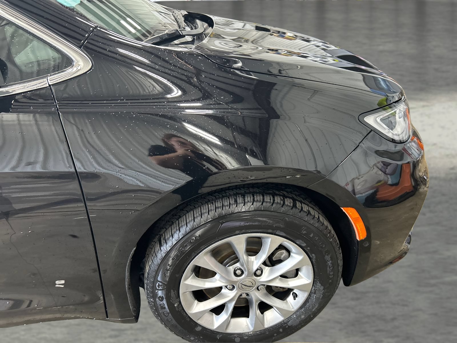 Used 2024 Chrysler Pacifica Touring-L AWD/4WD image 24