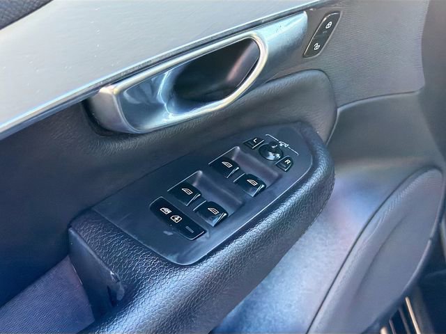 Used 2017 Volvo XC90 T6 Momentum w/ Vision Package image 17