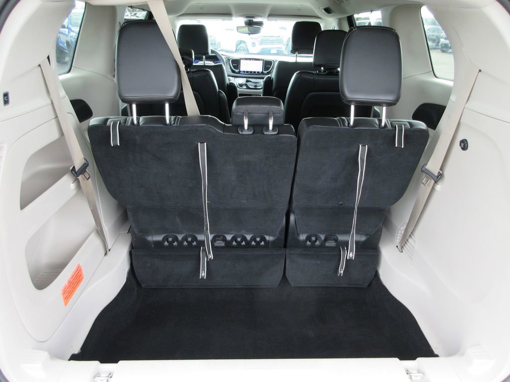 Used 2023 Chrysler Pacifica Touring-L image 10