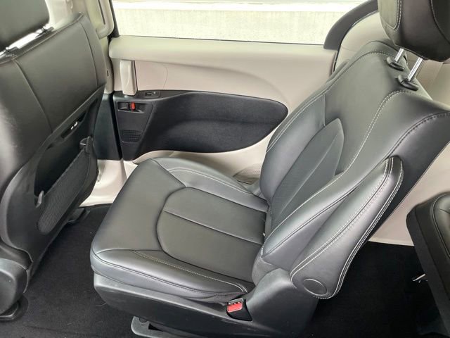 Used 2024 Chrysler Pacifica Limited FWD image 24
