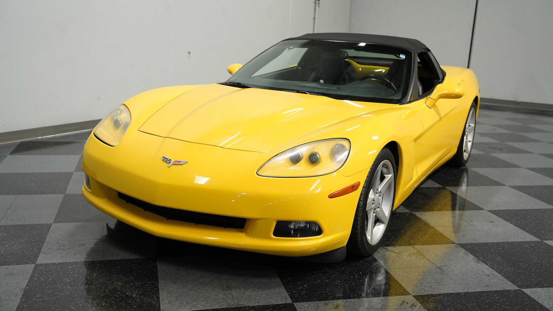 Used 2005 Chevrolet Corvette Convertible w/ Performance Handling Package image 16