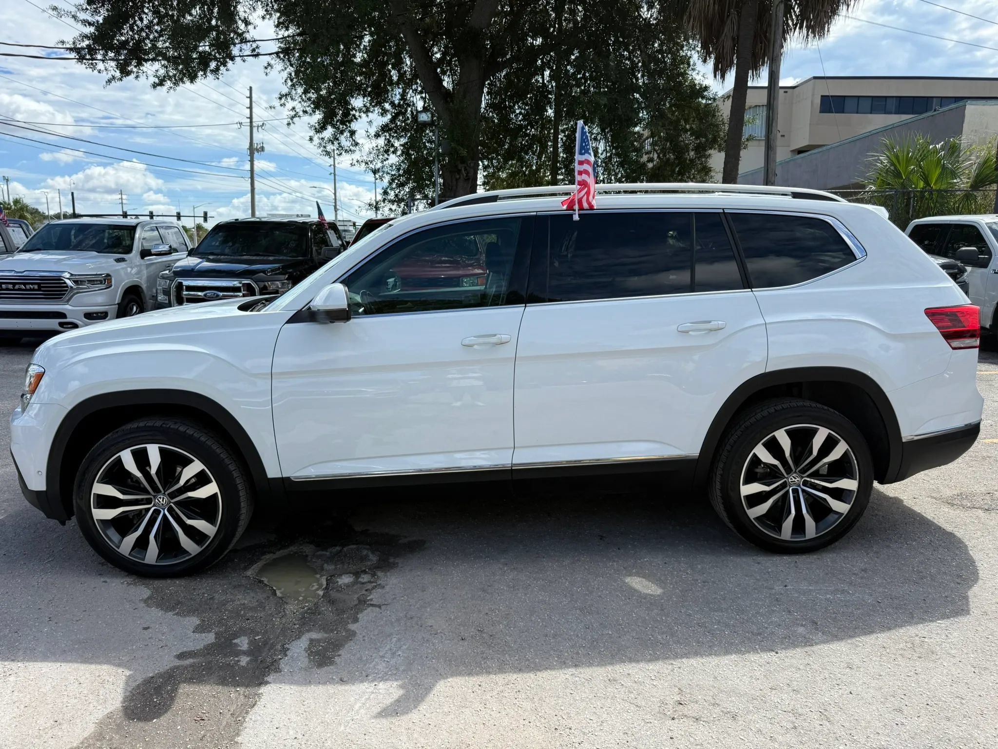 Used 2019 Volkswagen Atlas SEL Premium AWD/4WD image 4