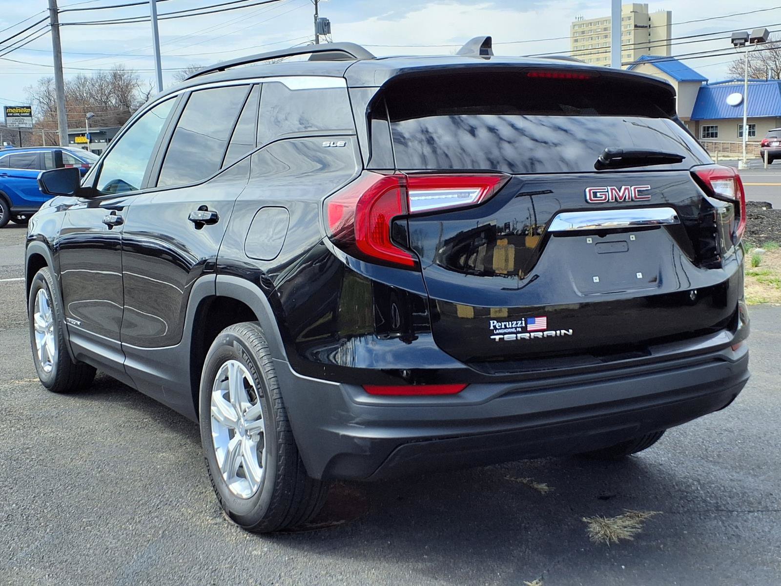 Used 2024 GMC Terrain SLE w/ Driver Convenience Package FWD image 6