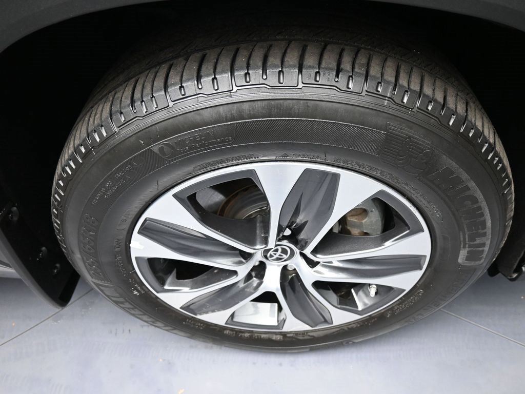 Certified 2023 Toyota Highlander XLE image 13