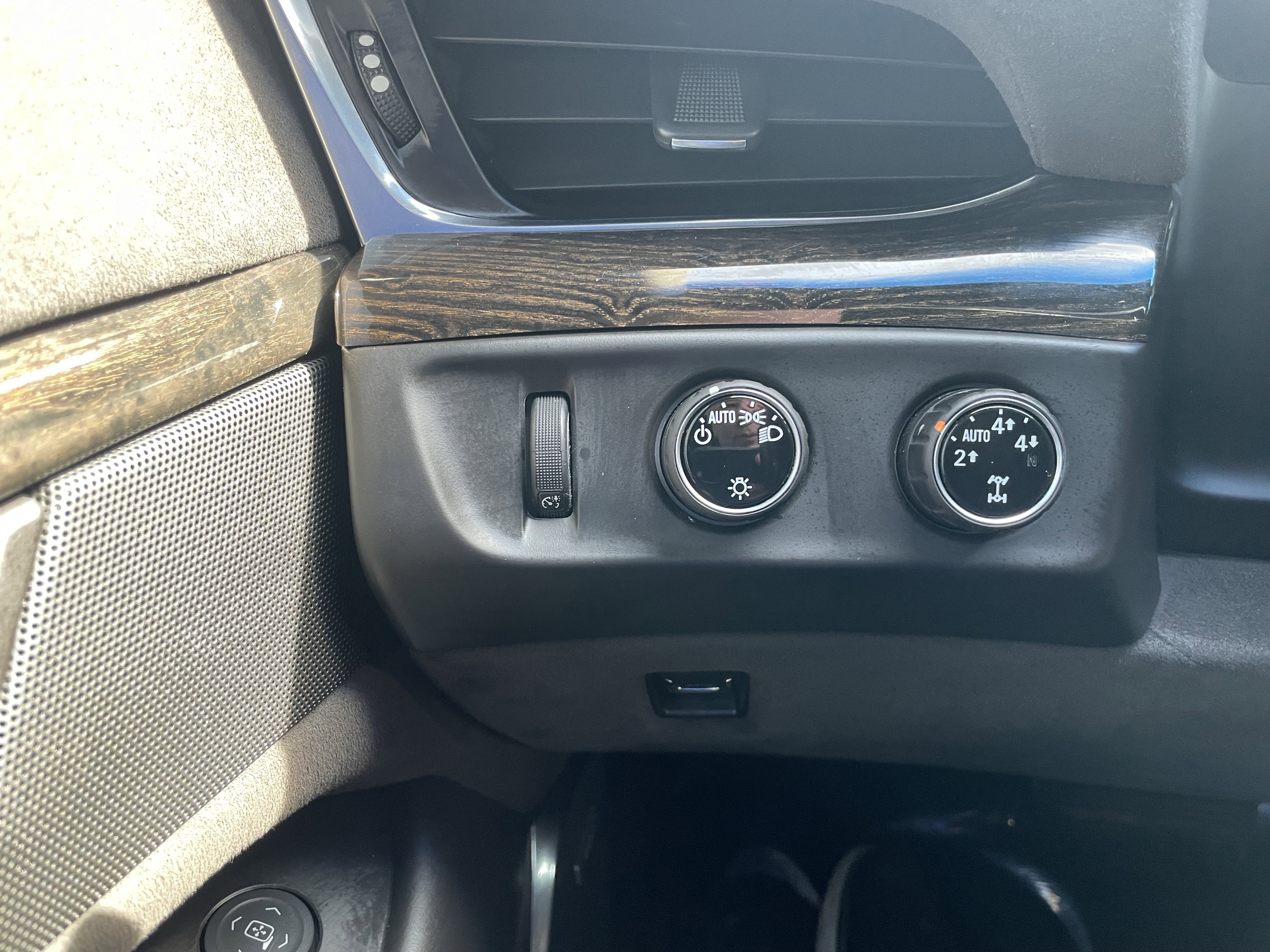 Used 2016 Cadillac Escalade Platinum image 14