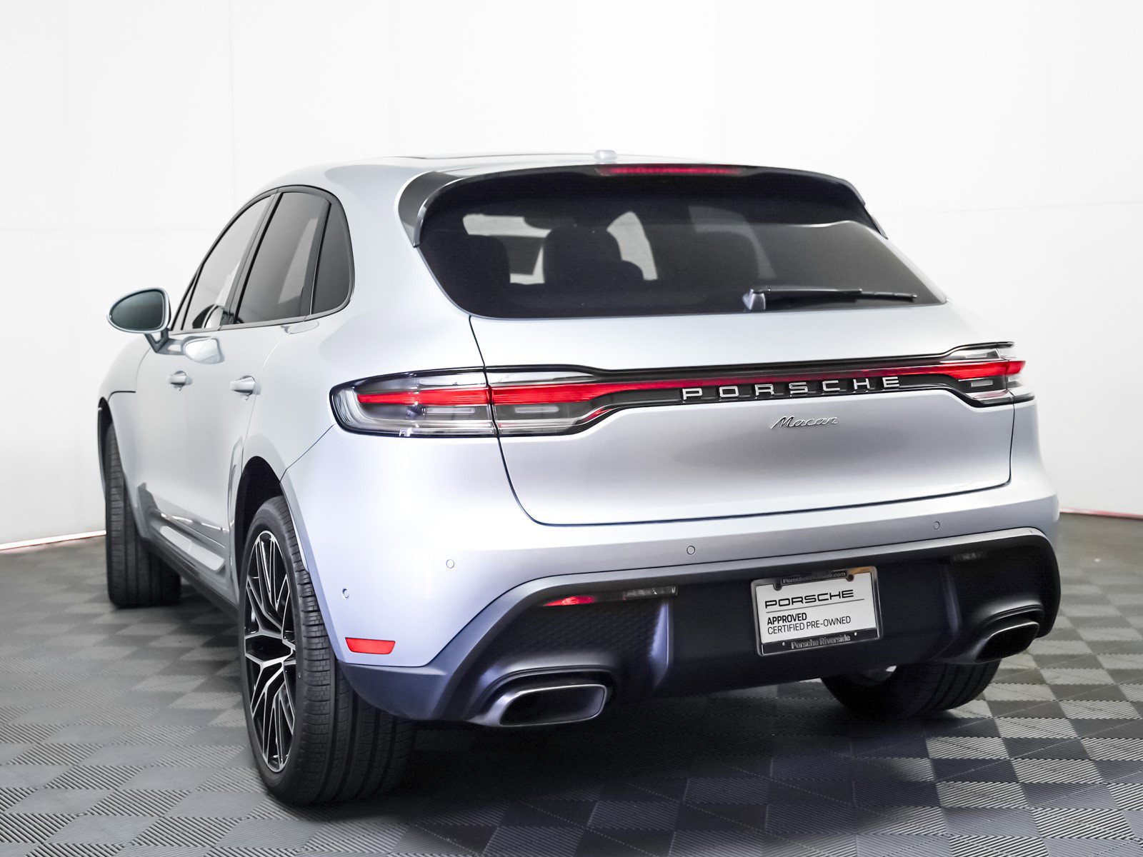 Certified 2025 Porsche Macan image 3