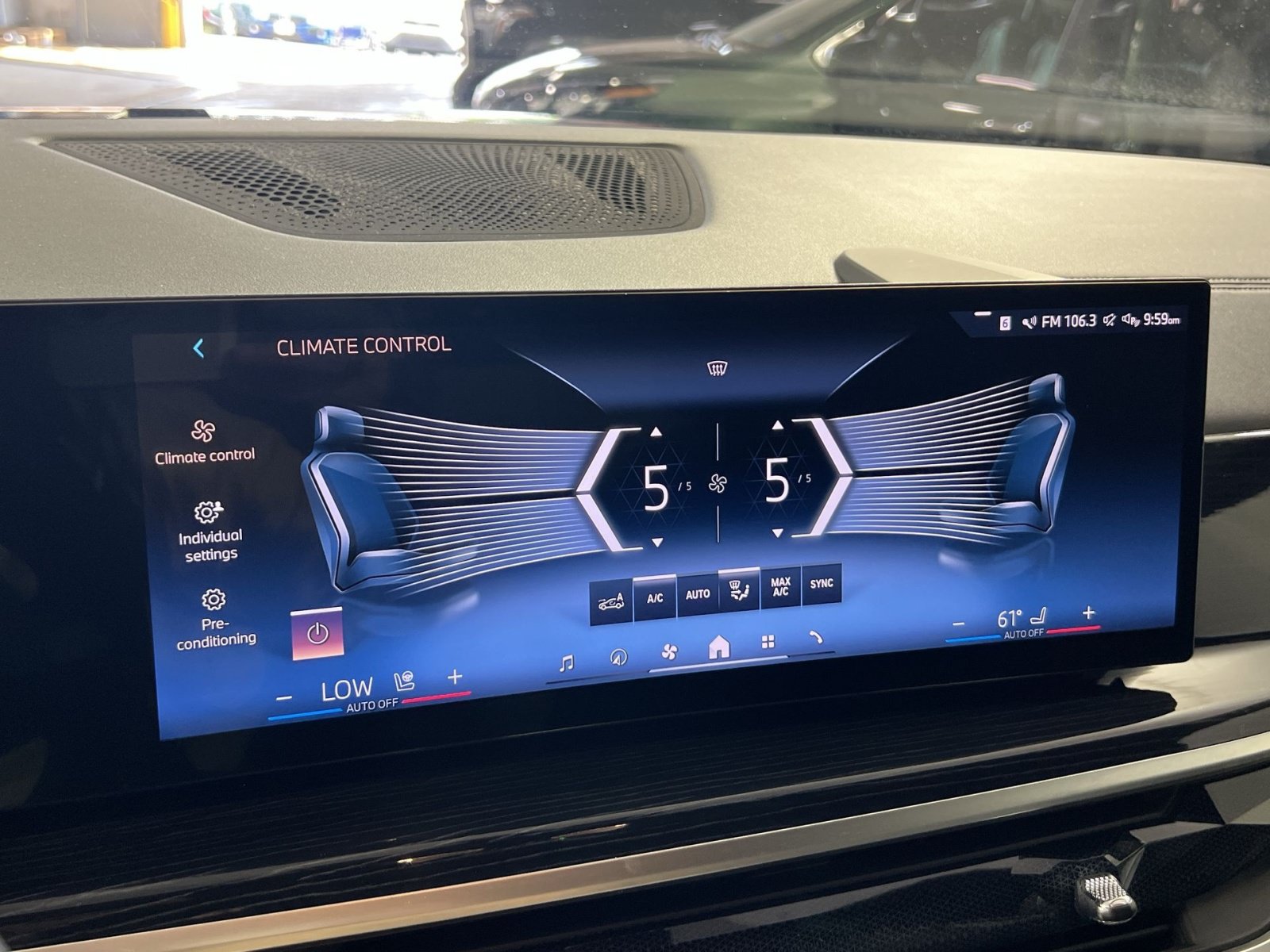 Used 2024 BMW X7 xDrive40i w/ M Sport Package AWD/4WD image 22