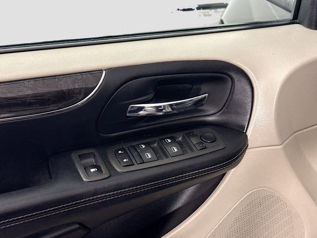 Used 2014 Chrysler Town & Country Touring-L w/ Driver Convenience Group FWD image 12