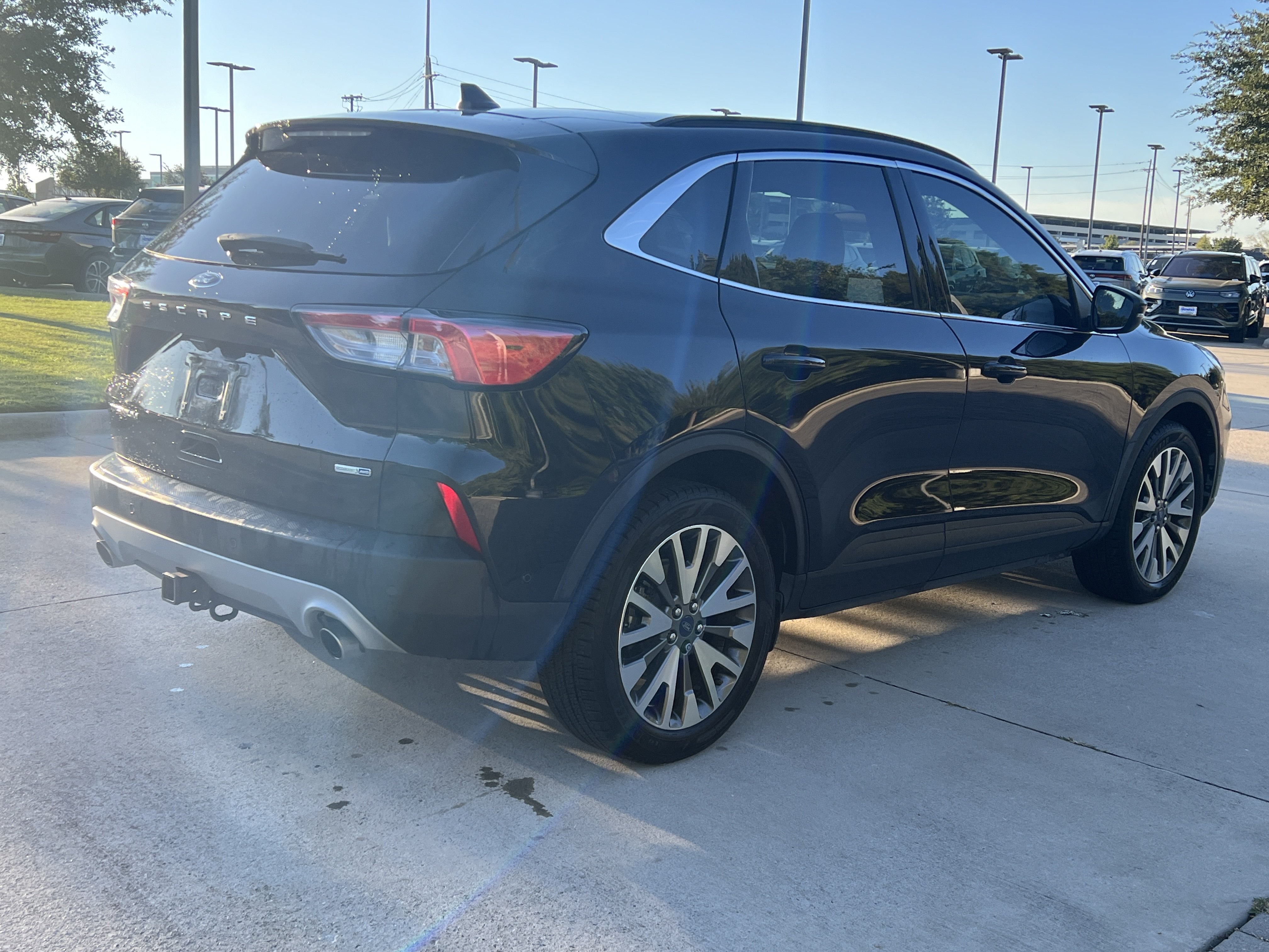 Used 2020 Ford Escape Titanium w/ Titanium Premium Package 2.0 AWD/4WD image 9