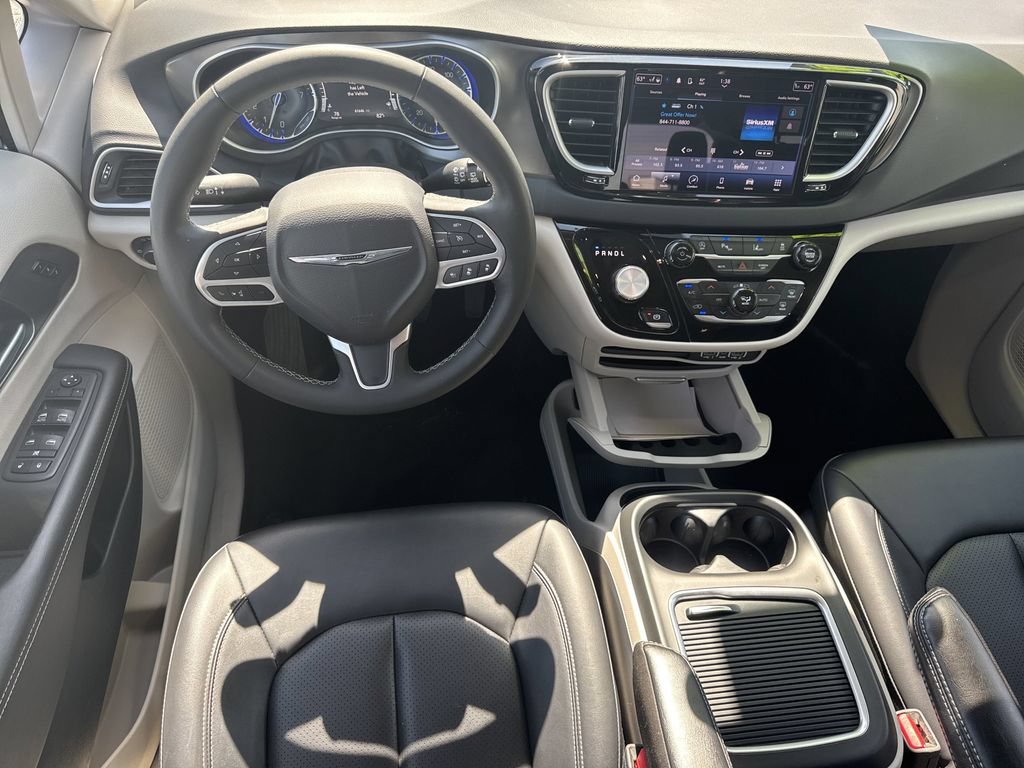 Used 2024 Chrysler Pacifica Touring-L FWD image 21