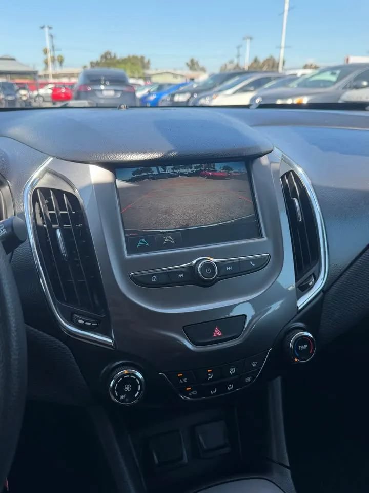 Used 2017 Chevrolet Cruze LT FWD image 9