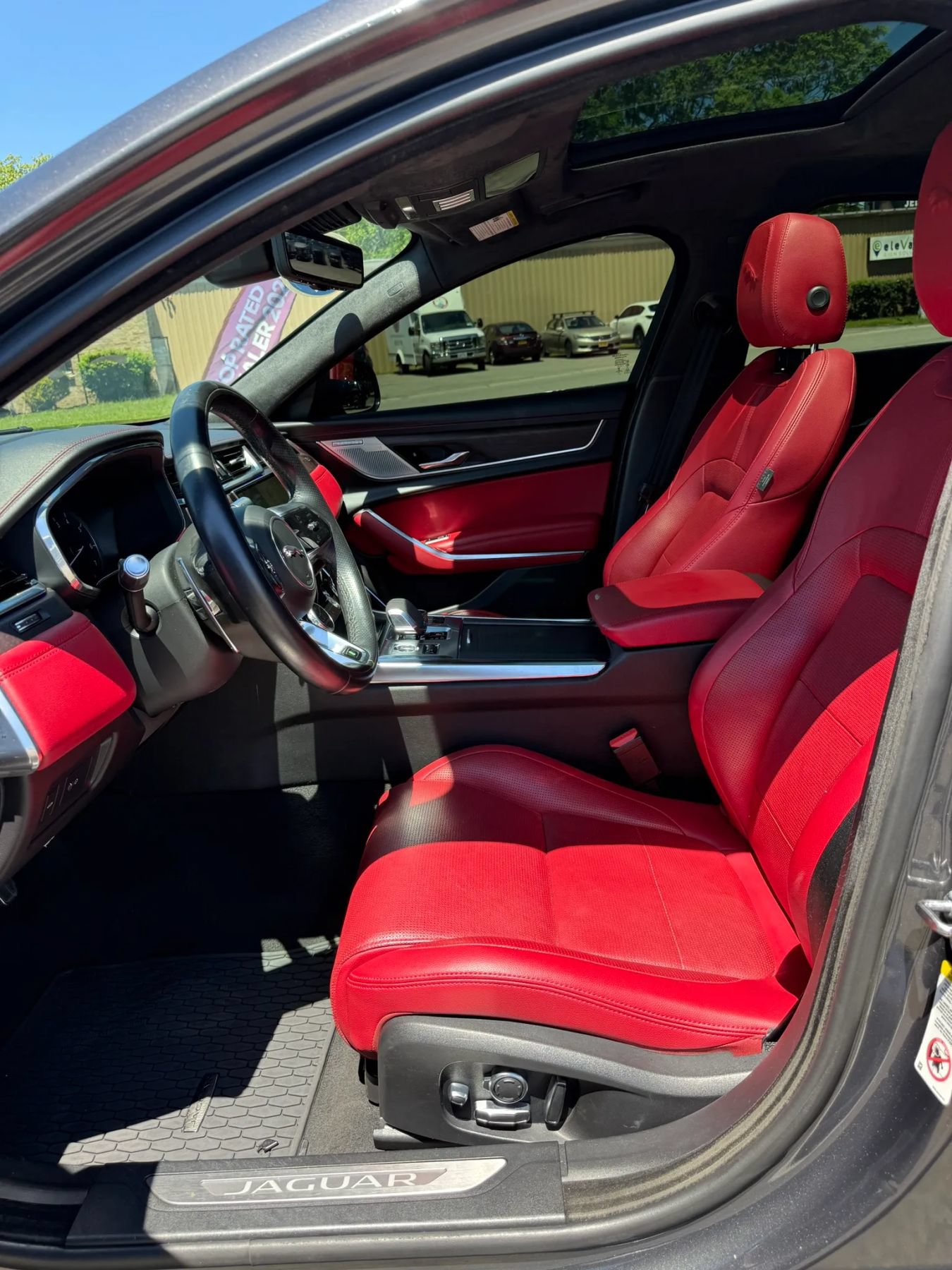 Used 2022 Jaguar XF R-Dynamic SE AWD/4WD image 22