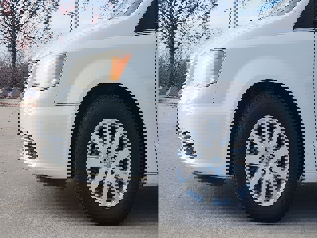 Used 2011 Chrysler Town & Country Touring-L image 8