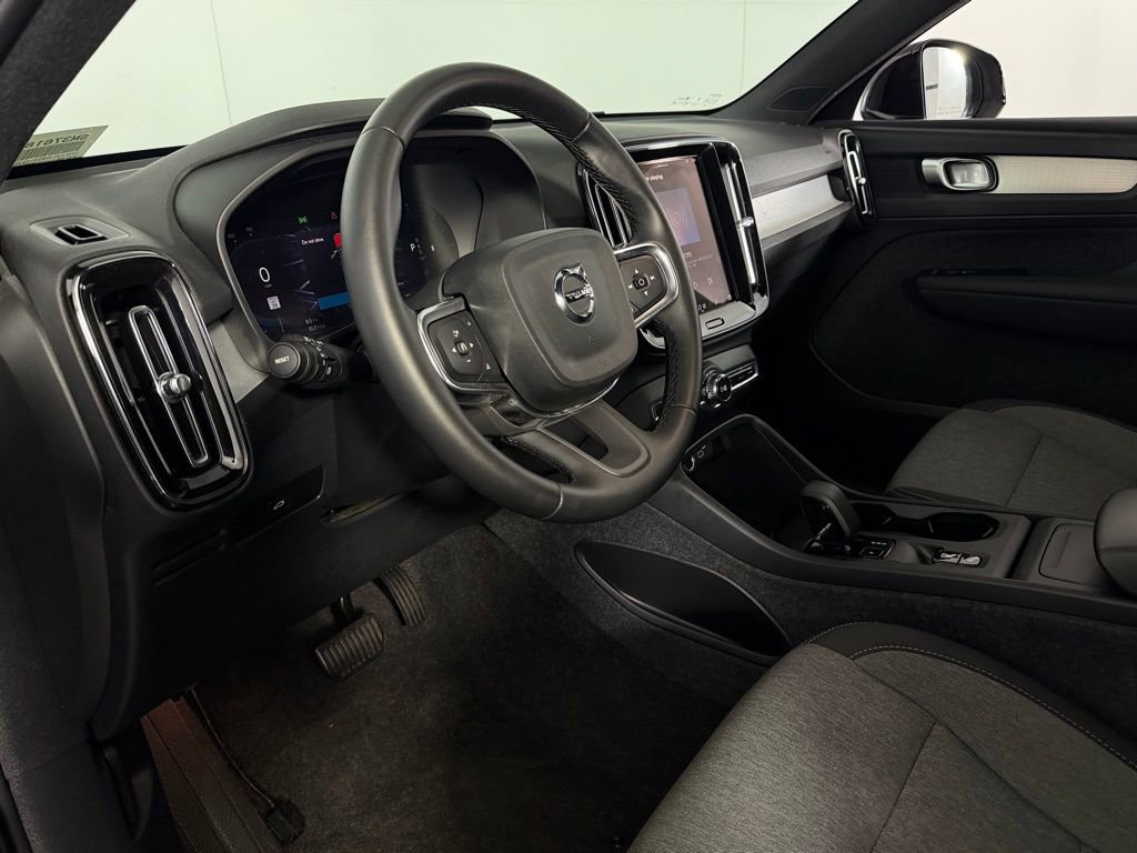 Used 2025 Volvo XC40 B5 Core image 22