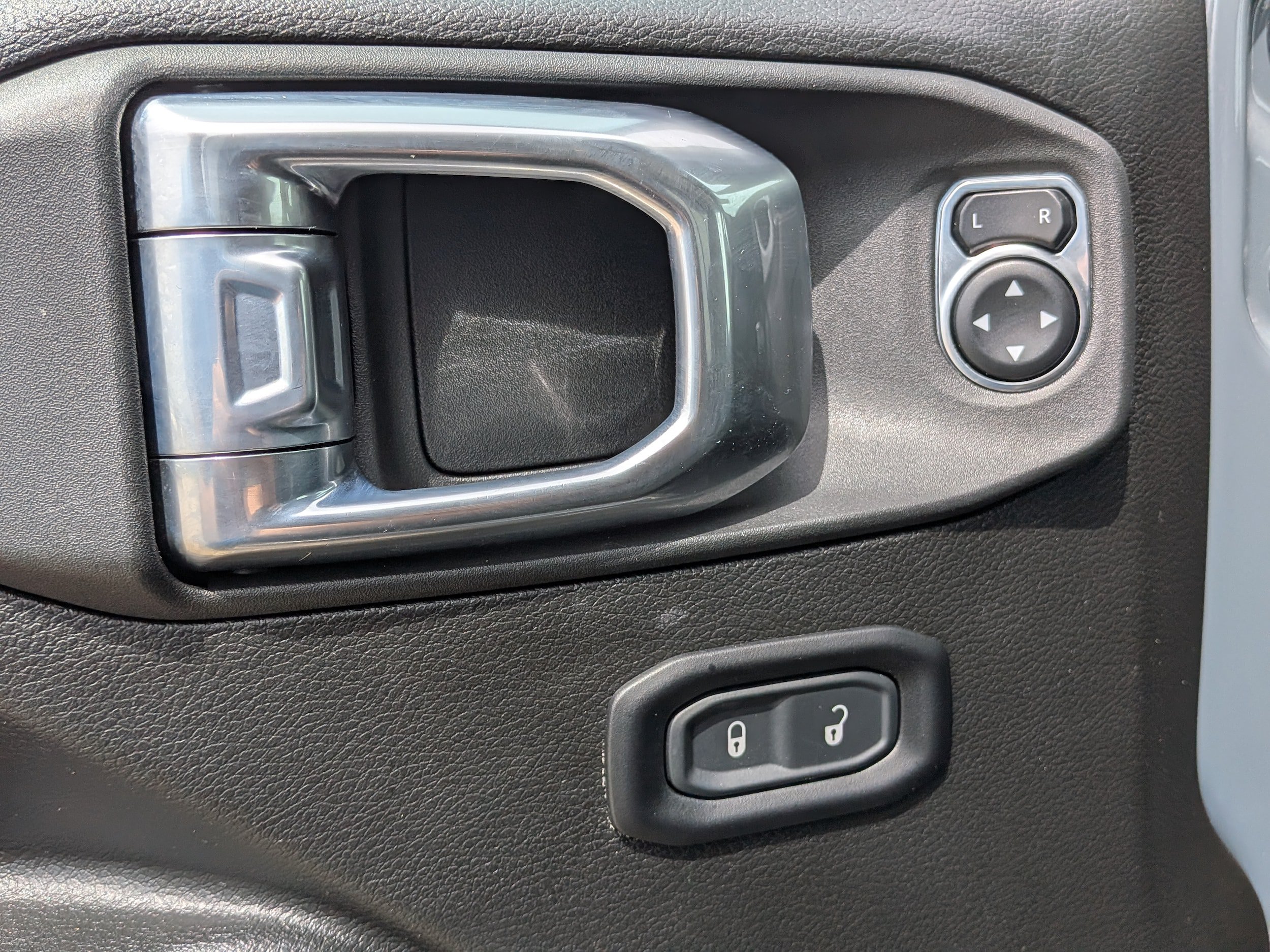 Used 2025 Jeep Wrangler Unlimited Sport AWD/4WD image 29