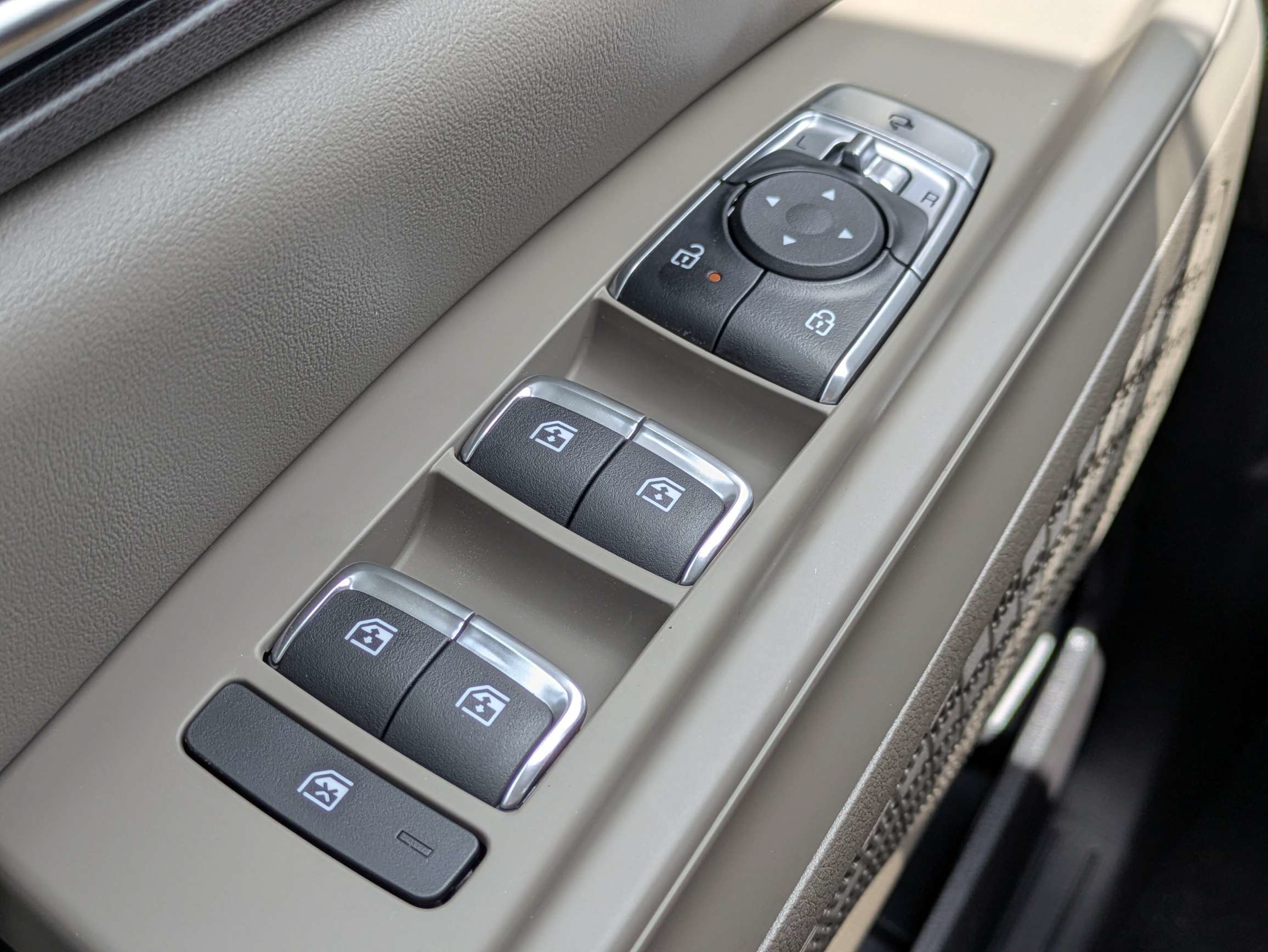 New 2026 Kia Carnival EX FWD image 32