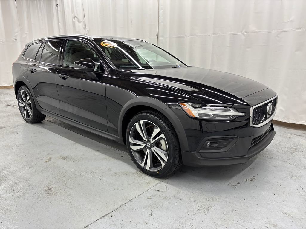 Used 2025 Volvo V60 B5 Cross Country Plus image 7
