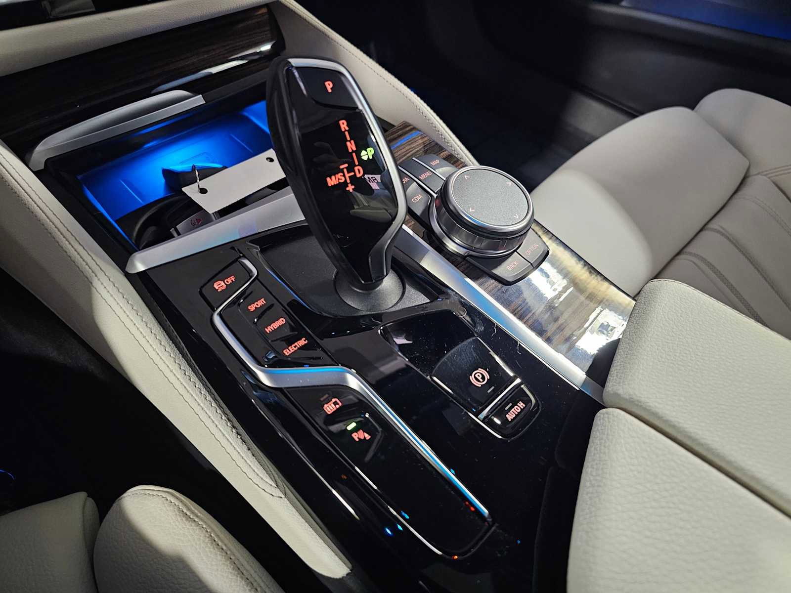 Used 2023 BMW 530e w/ M Sport Package image 24