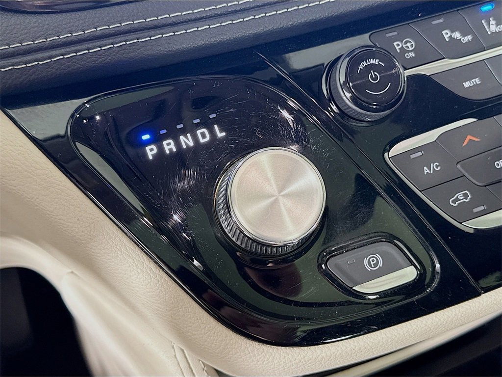 Used 2022 Chrysler Pacifica Limited w/ Uconnect Theater Family Group image 19