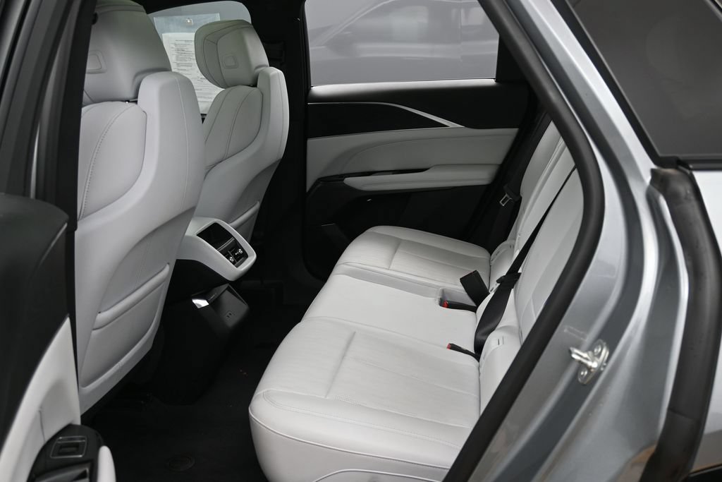 Used 2024 Cadillac Lyriq Luxury AWD/4WD image 36