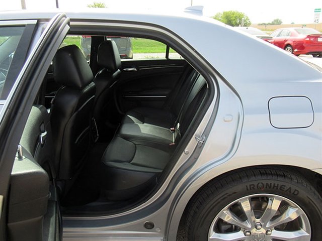 Used 2015 Chrysler 300 C w/ Light Group image 15