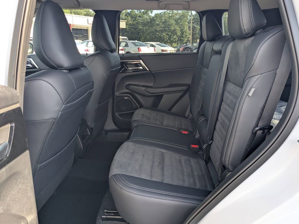 New 2025 Mitsubishi Outlander SE image 15