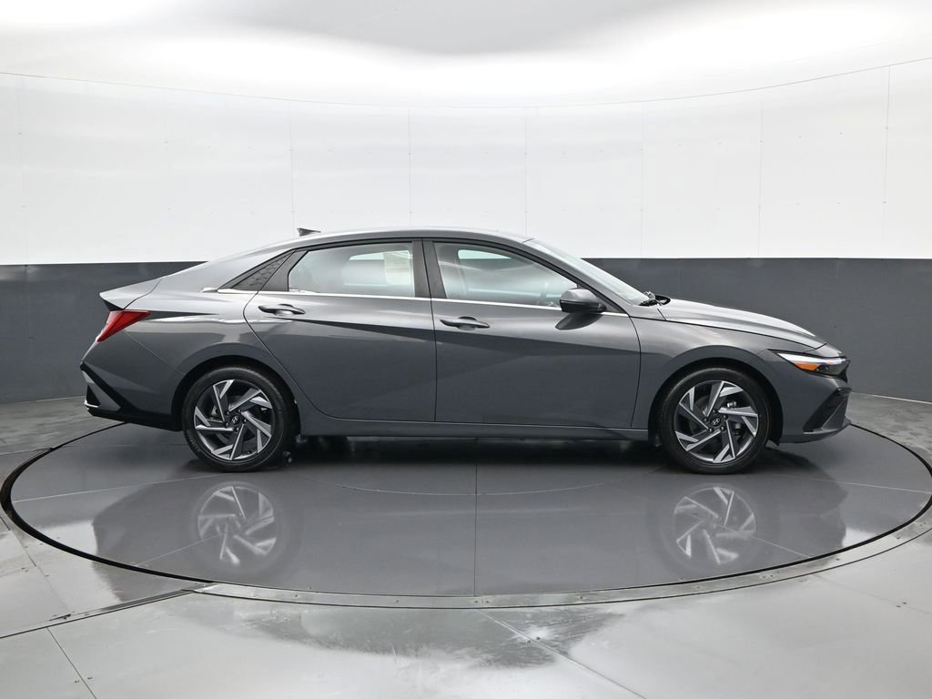 Certified 2025 Hyundai Elantra Limited w/ Cargo Package FWD image 4