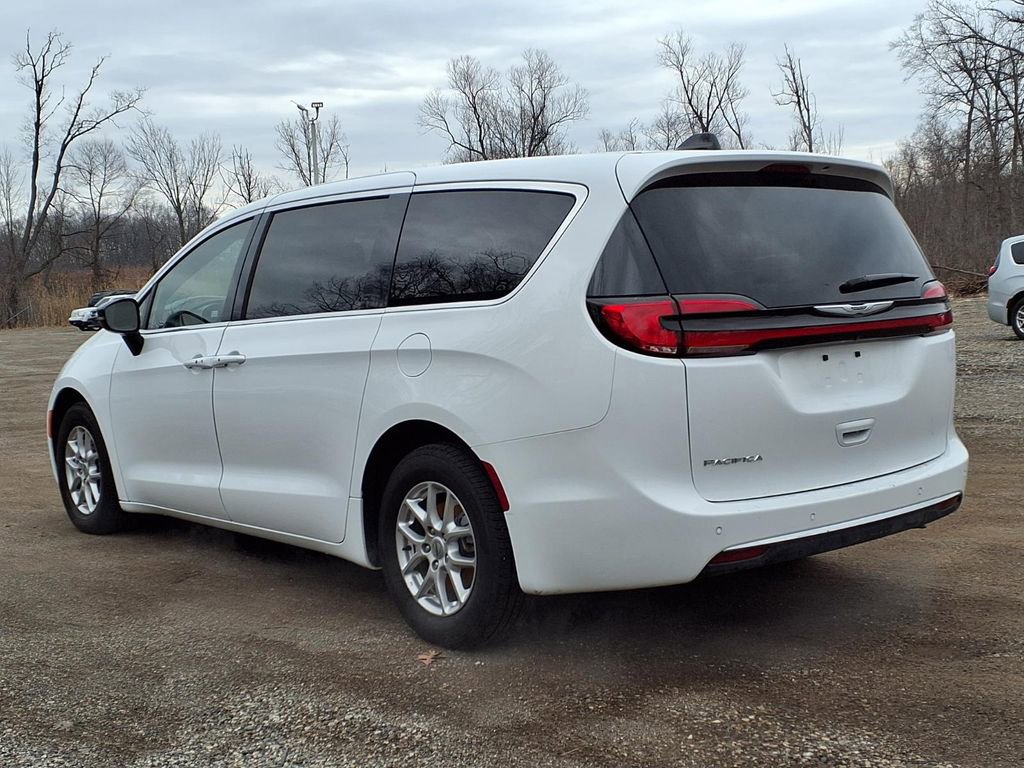 Used 2025 Chrysler Pacifica Select image 7