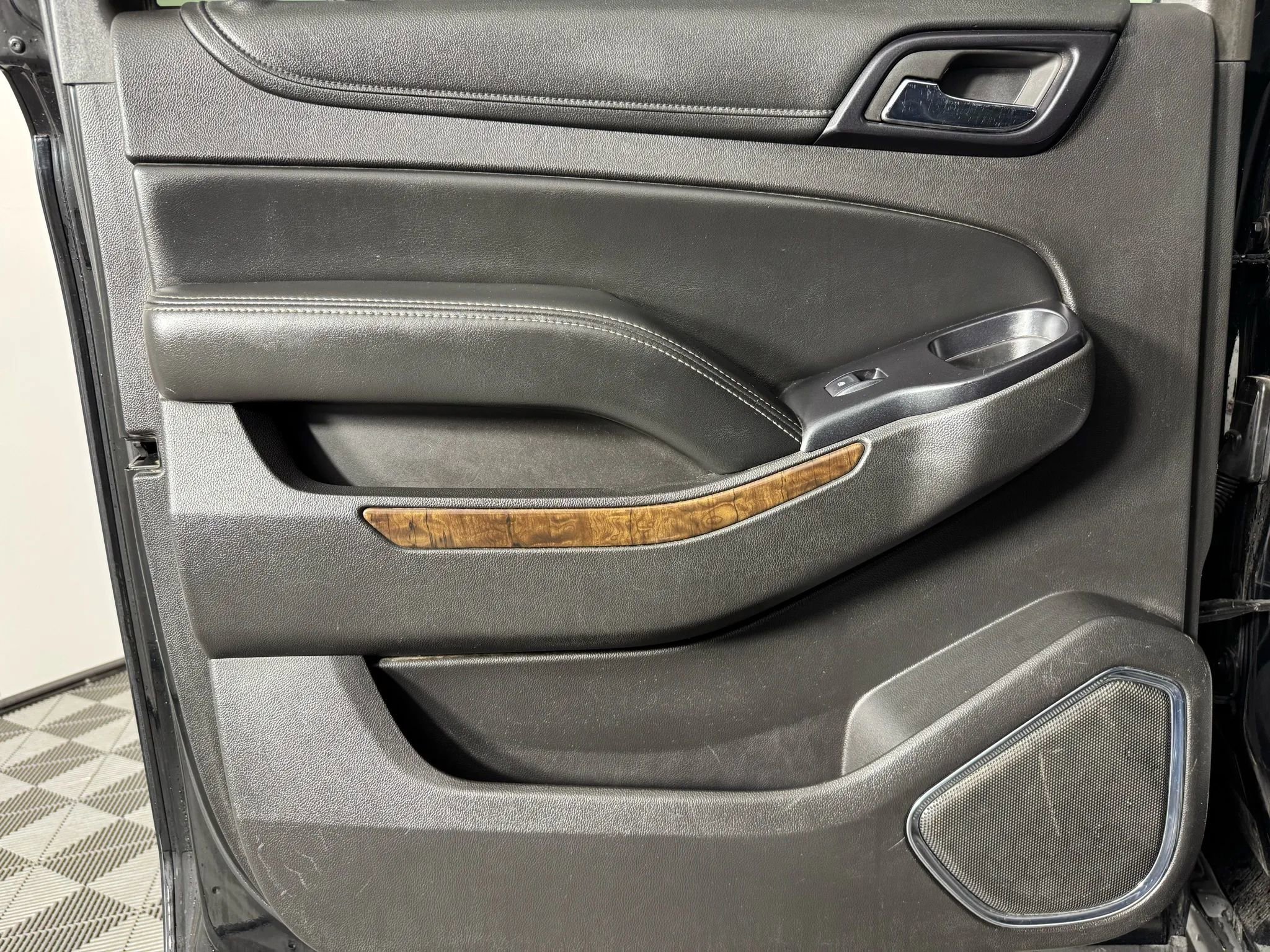 Used 2015 Chevrolet Suburban LT w/ Luxury Package image 47