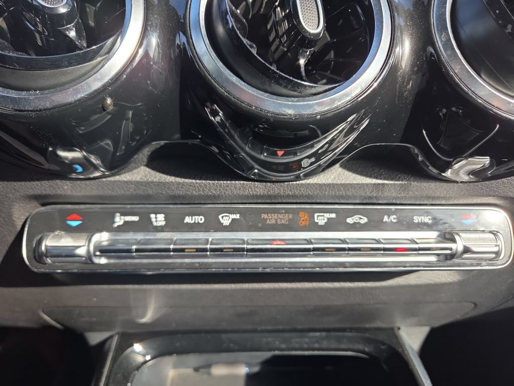 Used 2023 Mercedes-Benz GLB 250 4MATIC w/ Premium Package image 24